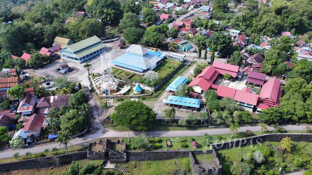Suasana kompleks utama Keraton Buton, Baubau, Sulawesi Tenggara, difoto dari udara pada Sabtu (28/5/2022). Keraton Buton yang menyimpan nilai sejarah tinggi menjadi lokasi wisata utama di kota ini.