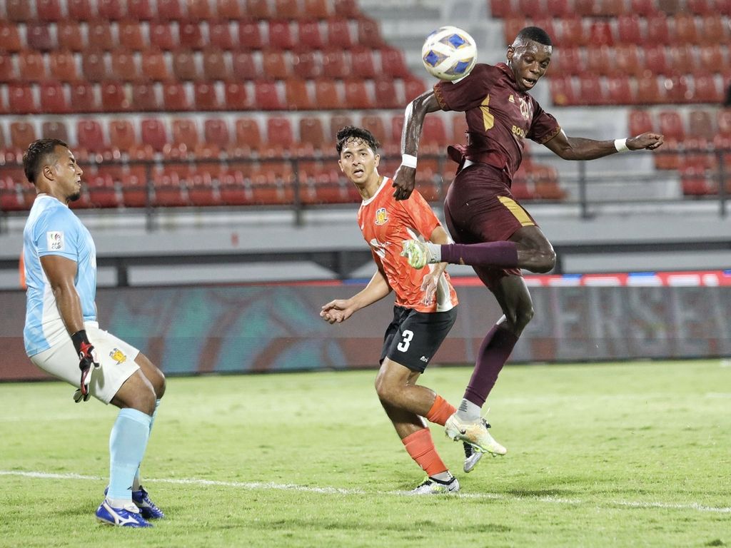 Penyerang PSM, Adilson Silva, melakukan sepakan dengan tumitnya pada laga Piala AFC melawan Hougang United, Rabu (25/10/2023), di Stadion Kapten I Wayan Dipta, Bali. Adilson telah menyumbangkan dua gol untuk PSM di kancah Asia.