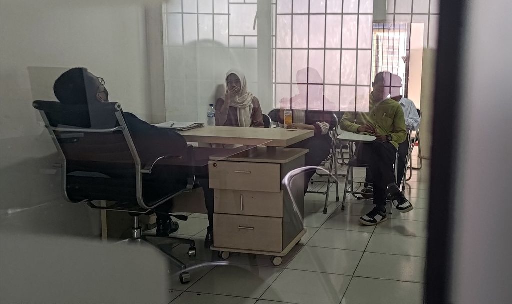 Penampakan lantai dua di dalam kantor PT KTT di Kompleks ruko Citra 2 Ext, Kalideres, Jakarta Barat, Senin (19/8/2024).