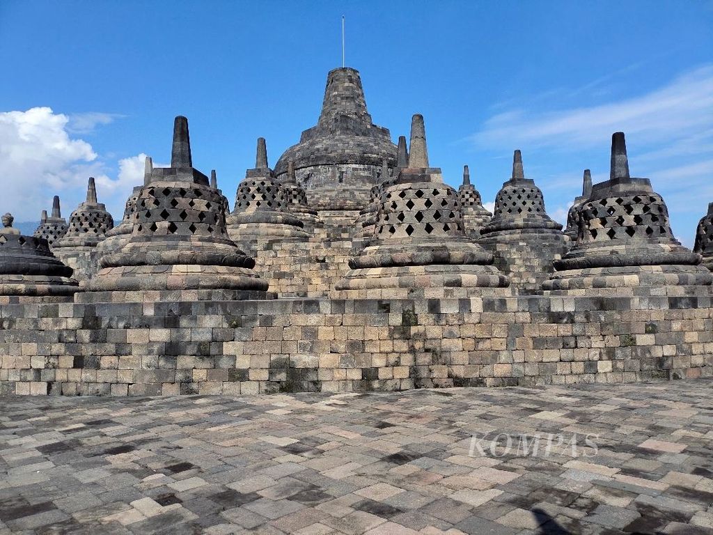 Stupa di bagian teras di bangunan Candi Borobudur, Selasa (14/6/2022).