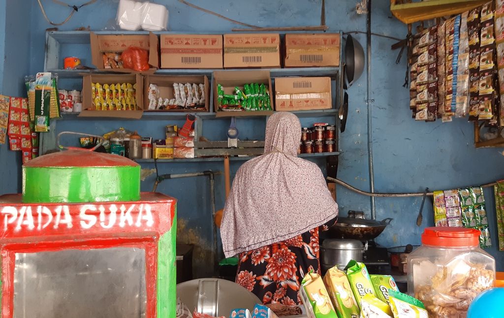 Nunung (40), pemilik warung makan di kawasan Kemanggisan, Jakarta Barat, memasak mi instan untuk pembeli, Jumat (11/9/2020).