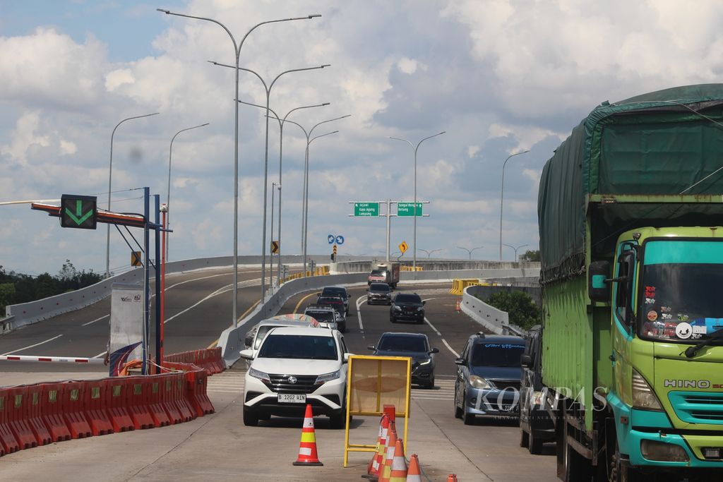 Sejumlah kendaraan dari arah Lampung sedang memasuki gerbang Tol Palembang-Kayuagung, Sumatera Selatan, Selasa (18/4/2023). Dalam tiga hari terakhir terjadi lonjakan kendaraan yang melintasi tol sepanjang 42 kilometer tersebut. Bahkan lonjakannya mencapai 120 persen. 