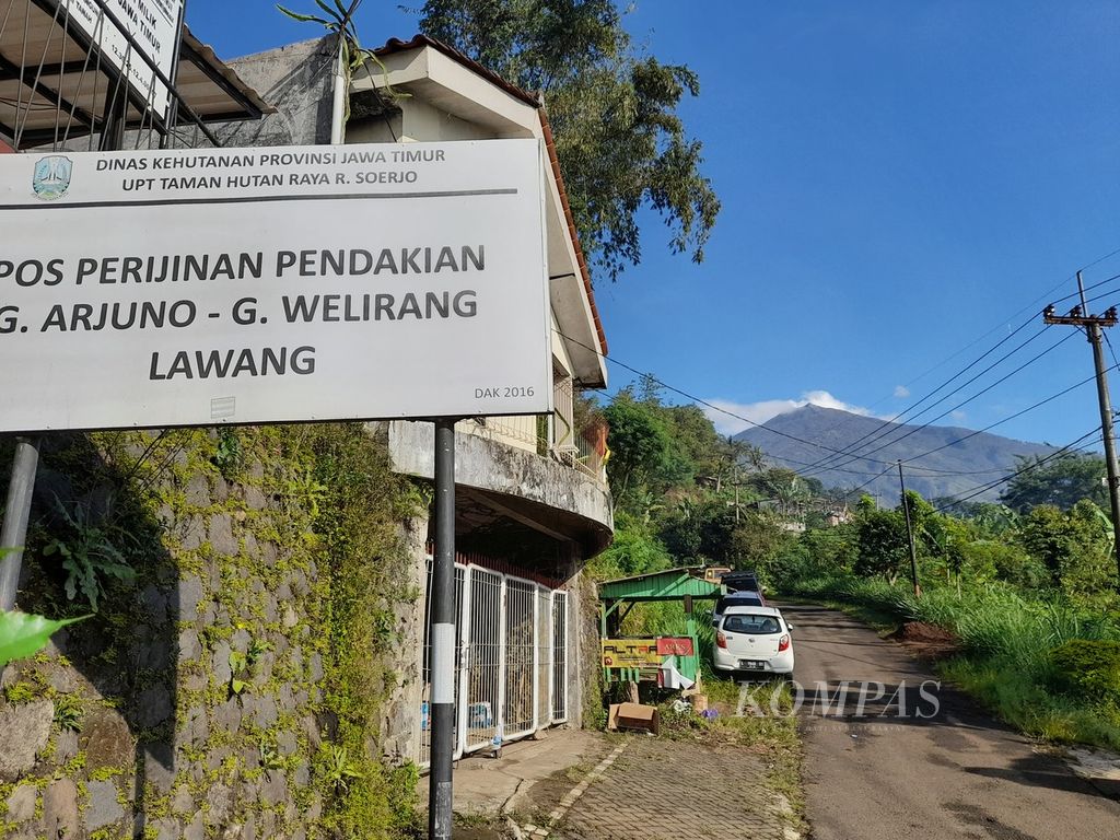 Badan Gunung Arjuno terlihat jelas dari arah Pos Pendakian di Desa Wonorejo, Kecamatan Lawang, Kabupaten Malang, Jawa Timur, saat cuaca cerah, 6 Juli 2022.