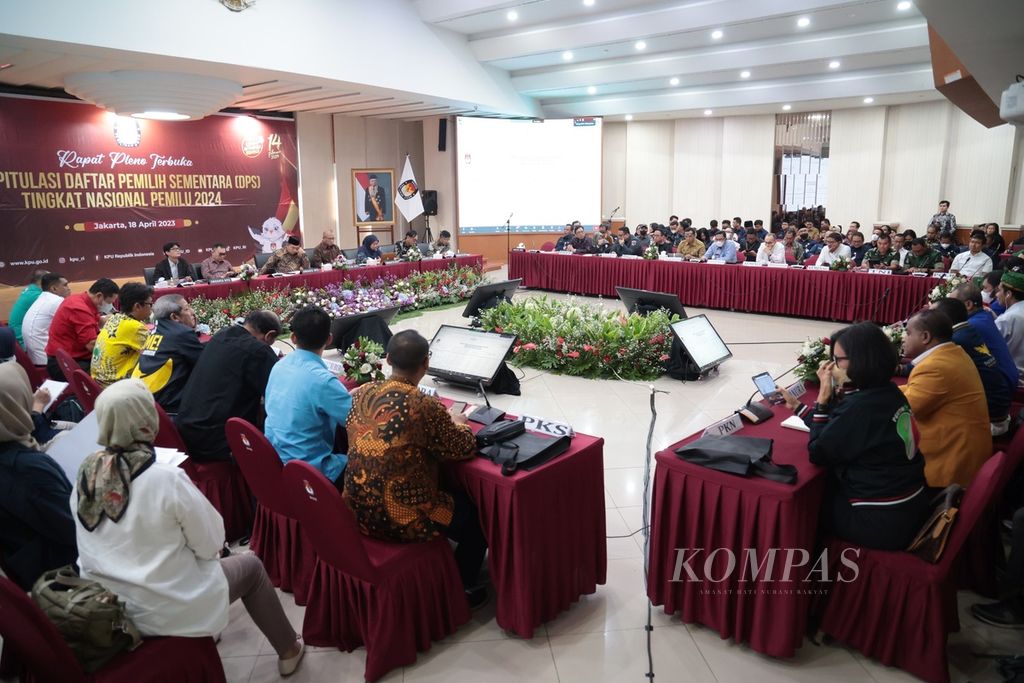 Suasana rapat pleno terbuka rekapitulasi daftar pemilih sementara (PDS) tingkat nasional Pemilu 2024 di kantor KPU, Jakarta, Selasa (18/4/2023). 