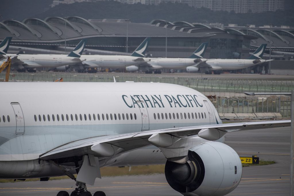 Pesawat maskapai Cathay Pacific bergerak di Bandar Udara Internasional Hong Kong di Hong Kong, 25 November 2022.  