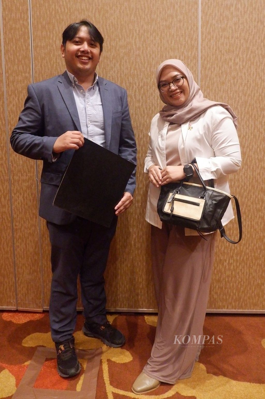 Adi Reza Nugroho (kiri) dan Annisa Wibi Ismarlanti saat mengikuti Philanthropy Asia Summit (PAS) 2024 di Expo Sands &amp; Convention Centre, Marina Bay Sands, Singapura, Selasa (16/4/2024).