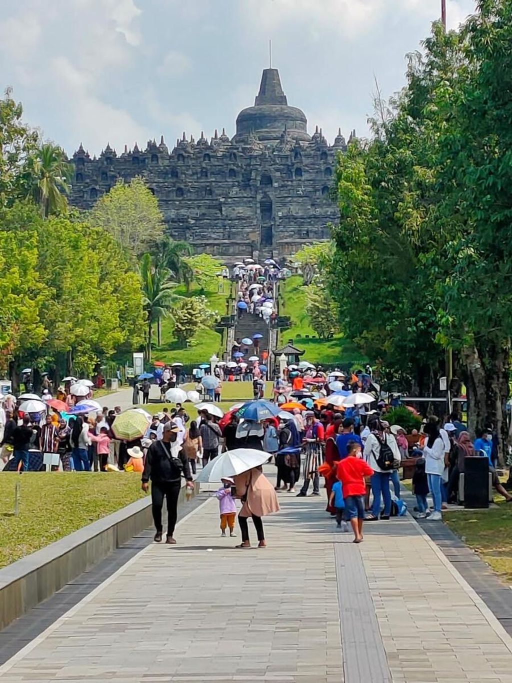 Jumlah wisatawan Candi Borobudur meningkat pesat selama libur Lebaran. Namun, jumlah wisatawan tetap belum mencapai situasi saat normal sebelum pandemi.