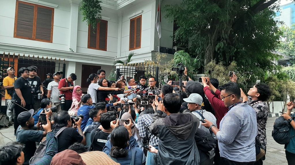 Politisi Partai Amanat Nasional Bima Arya saat memberikan keterangan pers seusai bertemu presiden terpilih Prabowo Subianto di rumah Prabowo di Jalan Kertanegara, Jakarta, Selasa (15/10/2024).