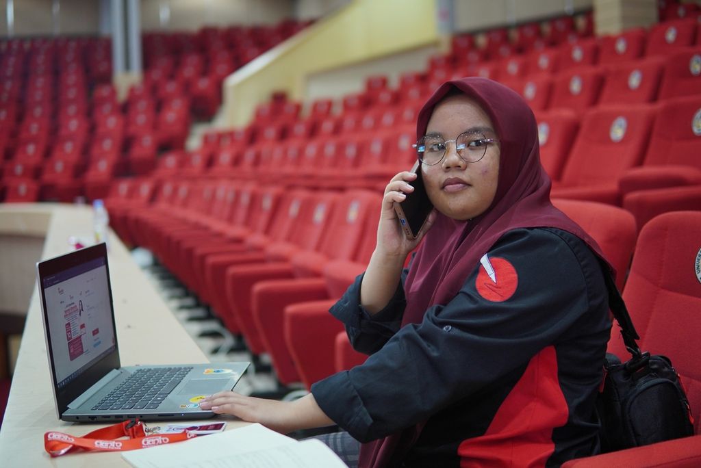 Rizka Mutiah Nur (23), mahasiswa Fakultas Ilmu Pendidikan, Universitas Negeri Padang, saat beraktivitas di kampus sebagai pers mahasiswa. Selain berkuliah, dia juga bekerja sambilan.