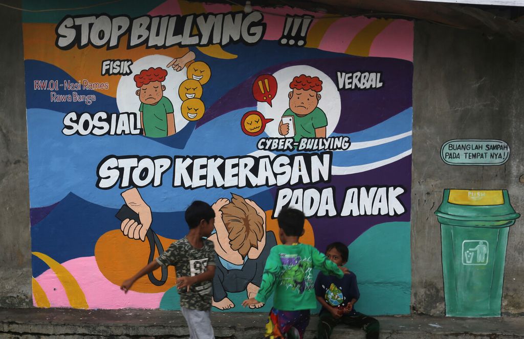 Anak-anak bermain dengan latar mural untuk menghindari perundungan dan kekerasan terhadap anak di perkampungan RW 001 Rawa Bunga, Jatinegara, Jakarta Timur, Kamis (16/12/2021). Kampung yang dulunya kumuh ini ditata sedemikian rupa menjadi kampung yang menarik. Melalui program Collaborative Implementation Program (CIP), perkampungan RW 001 Rawa Bunga, Jatinegara, Jakarta Timur, ini disulap menjadi kampung yang asri dan menarik. 