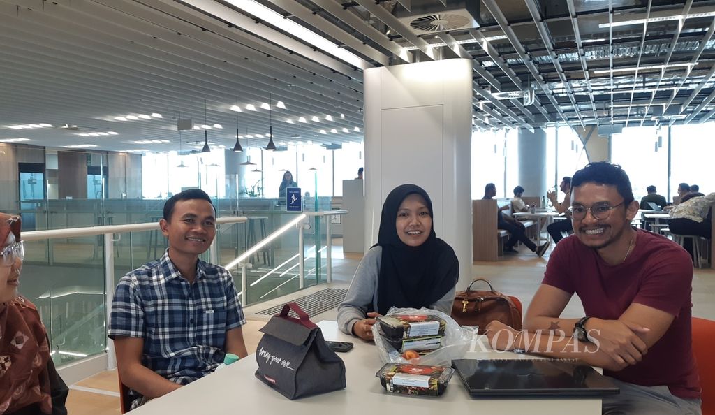 Mahasiswa Indonesia di Melbourne, Australia, (dari kiri ke kanan) Ferry Silitonga (34), Idha Faiza (29), Eros (35), dan Indah (27), berkumpul di salah satu <i>coworking space</i> di seputaran kampus mereka di Melbourne University, Rabu (28/2/2024).