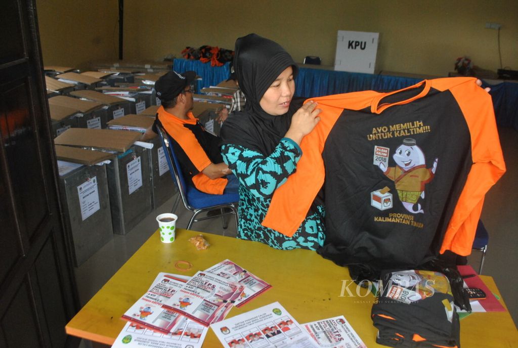 Kotak-kotak logistik untuk Pemilihan Gubernur Kalimantan Timur sudah terdistribusi ke Panitia Pemungutan Suara (PPS), seperti tampak di PPS Kelurahan Sumber Rejo, Balikpapan, Senin (25/6/2018).