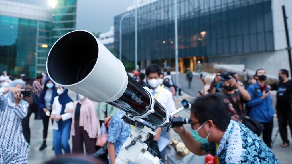 Enthusiasts watched the total lunar eclipse using telescope at Taman Ismail Marzuki, Jakarta, Tuesday (08/11/2022). The natural phenomenon was the last total lunar eclipsed visible from Earth until 2025. 