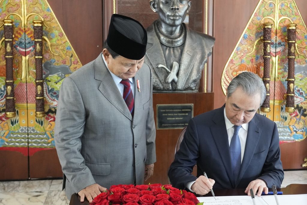 Menteri Pertahanan RI Prabowo Subianto menerima kunjungan Menteri Luar Negeri China Wang Yi di Kementerian Pertahanan, Jakarta, Kamis (18/4/2024). 