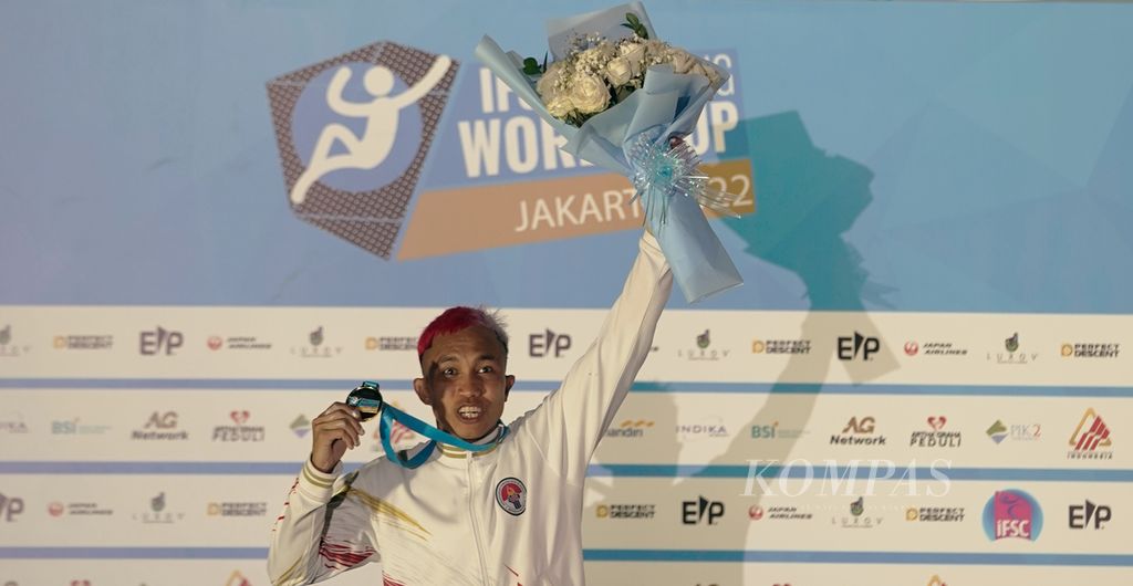 Atlet panjat tebing Indonesia, Aspar Jaelolo, menjuarai seri ke-12 Piala Dunia Panjat Tebing 2022 nomor kecepatan putra di SCBD Park, Jakarta, Sabtu (24/9/2022). Aspar mengalahkan rekan senegaranya, Kiromal Katibin, dalam final dengan catatan waktu 5,393 detik, sementara Kiromal mencatat waktu 5,757 detik.