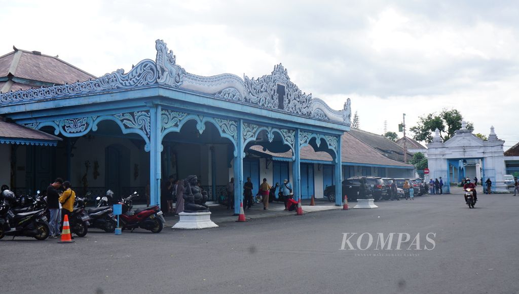 Suasana yang berlangsung di halaman depan Keraton Kasunanan Surakarta, Jawa Tengah, Selasa (20/12/2022). Beberapa waktu lalu, keraton tersebut diisukan sempat dimasuki pencuri.