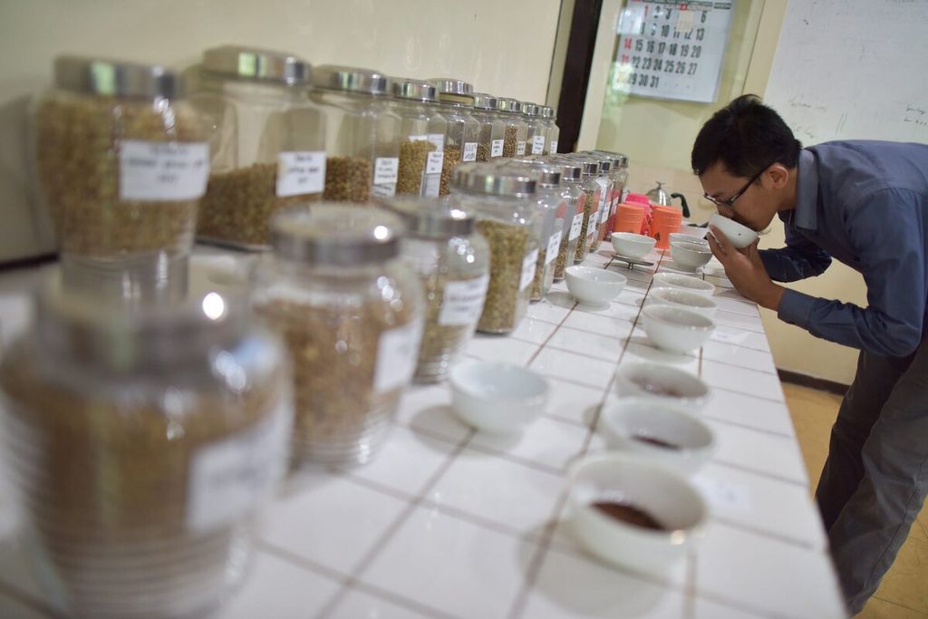 Pemulia dari Pusat Penelitian Kopi dan Kakao Indonesia (Puslitkoka) menguji kopi di laboratorium uji kopi Puslitkoka, Jember, Jawa Timur, Kamis (11/1/2018). Kopi dari seluruh Nusantara diujikan di laboratorium ini.