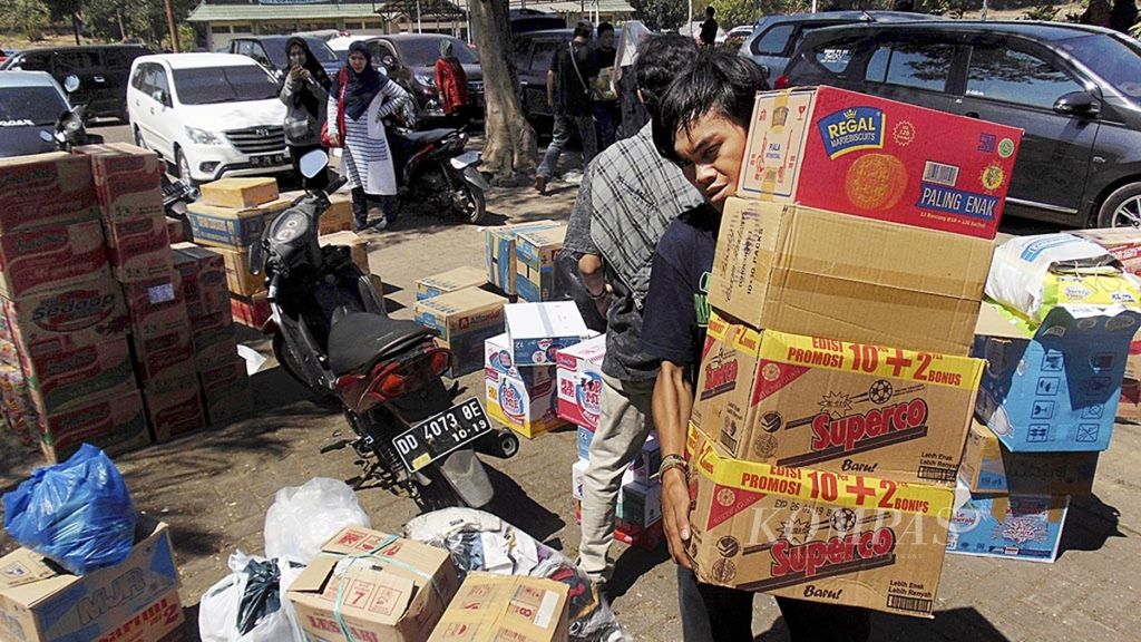 Sukarelawan menyortir bantuan untuk korban gempa Palu dan Donggala, Sulawesi Tengah, di Asrama Haji Sudiang, Kota Makassar, Sulawesi Selatan, 1 Oktober 2018. Bantuan berupa pakaian, makanan, dan minuman itu merupakan sumbangan dari warga Kota Makassar dan sekitarnya.
