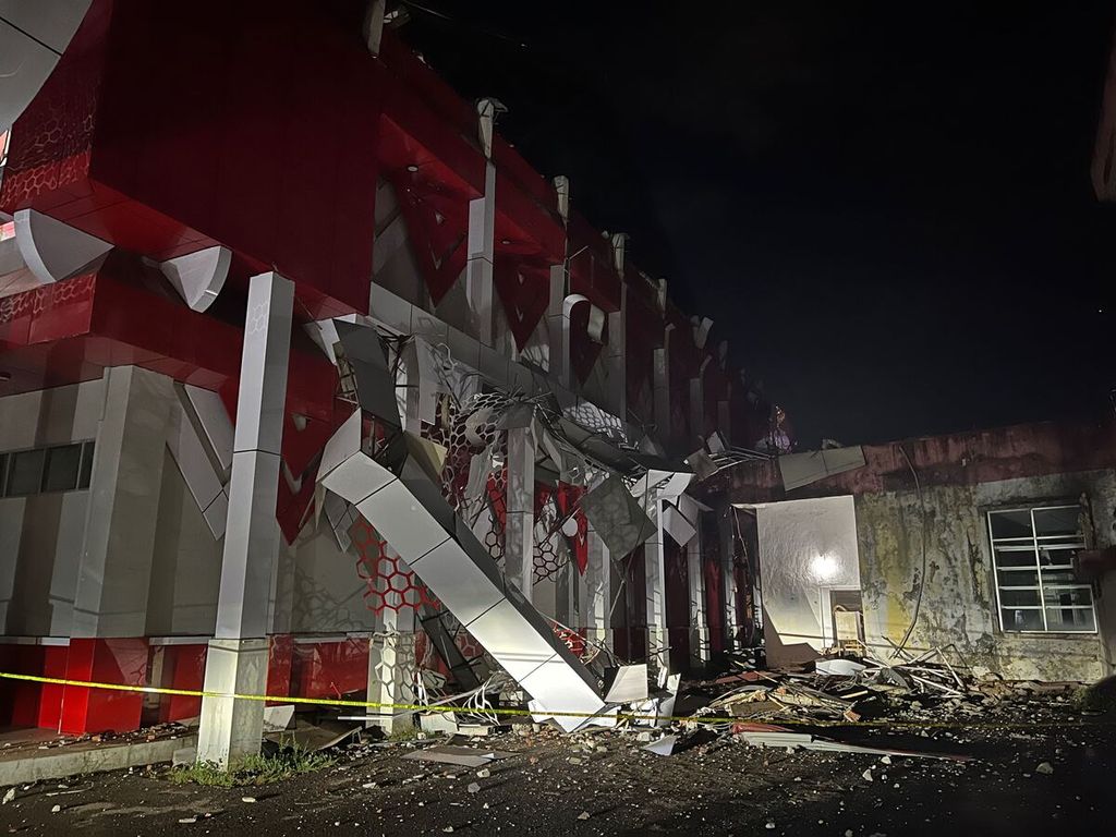 Fasad bagian barat Aula B Gelanggang Olahraga RW Mongisidi KONI Manado, Sulawesi Utara, runtuh akibat diguncang gempa bermagnitudo 6,2 yang berpusat di perairan Maluku Utara, Senin (11/9/2023).