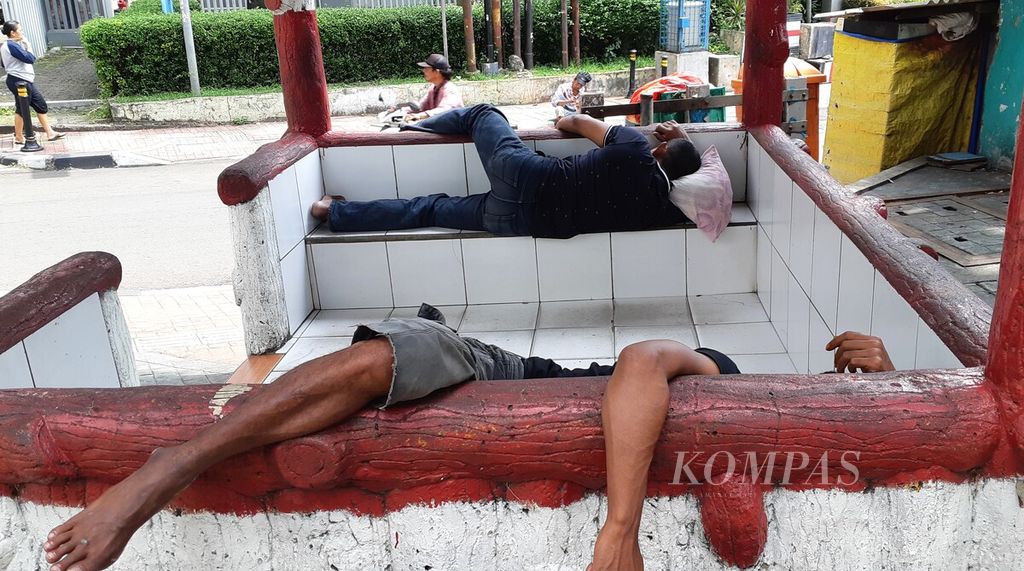 Warga tidur di pos jaga di kawasan Palmerah, Jakarta Pusat, Jumat (28/4/2023).