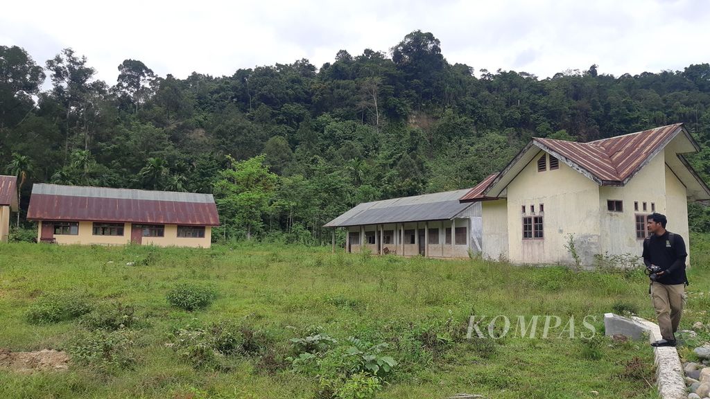 Bangunan sekolah di Desa Sikundo, Kecamatan Pante Ceureumen, Kabupaten Aceh Barat, Provinsi Aceh, Kamis (21/7/2022), terlihat terbengkalai. Warga berharap sekolah itu dapat diaktifkan kembali.