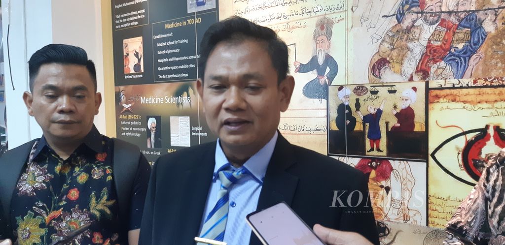 Rektor Universitas Swadaya Gunung Jati Achmad Faqih saat diwawancarai di Kota Cirebon, Jawa Barat, Kamis (11/1/2024).