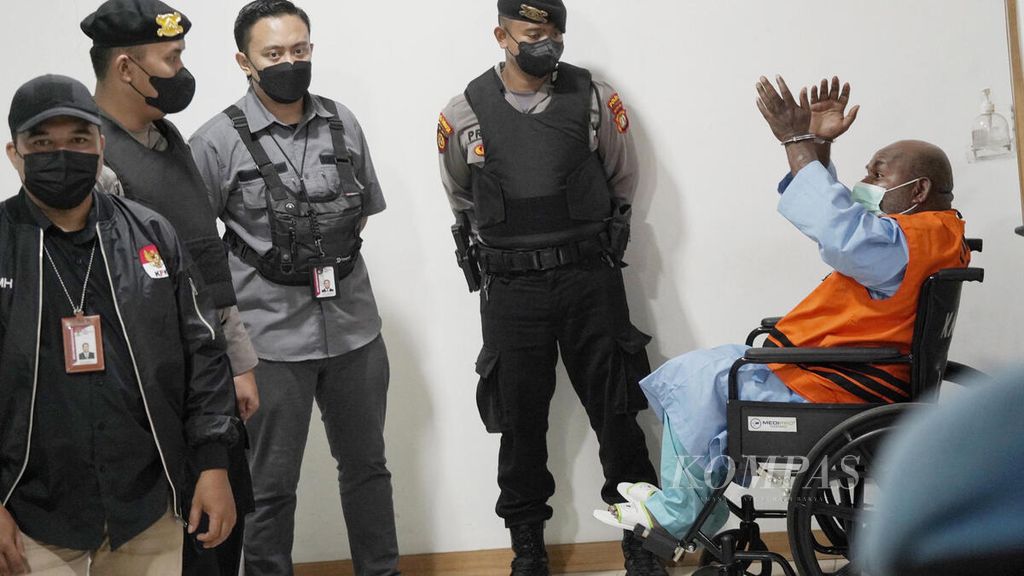 Gubernur Papua nonaktif Lukas Enembe duduk di kursi roda saat dimunculkan dalam ekspos penangkapan dan penahanan dirinya oleh Komisi Pemberantasan Korupsi (KPK) di RSPAD Gatot Subroto, Jakarta, Rabu (11/1/2023). 