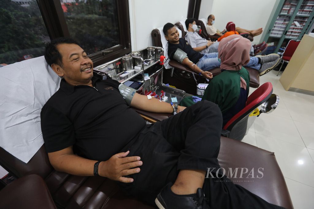 Petugas mengambil darah dari pendonor di Palang Merah Indonesia (PMI) DKI, Jakarta, Selasa (18/4/2023). Jumlah relawan pendonor menurun drastis dibandingkan dengan hari biasa pada saat Ramadhan.