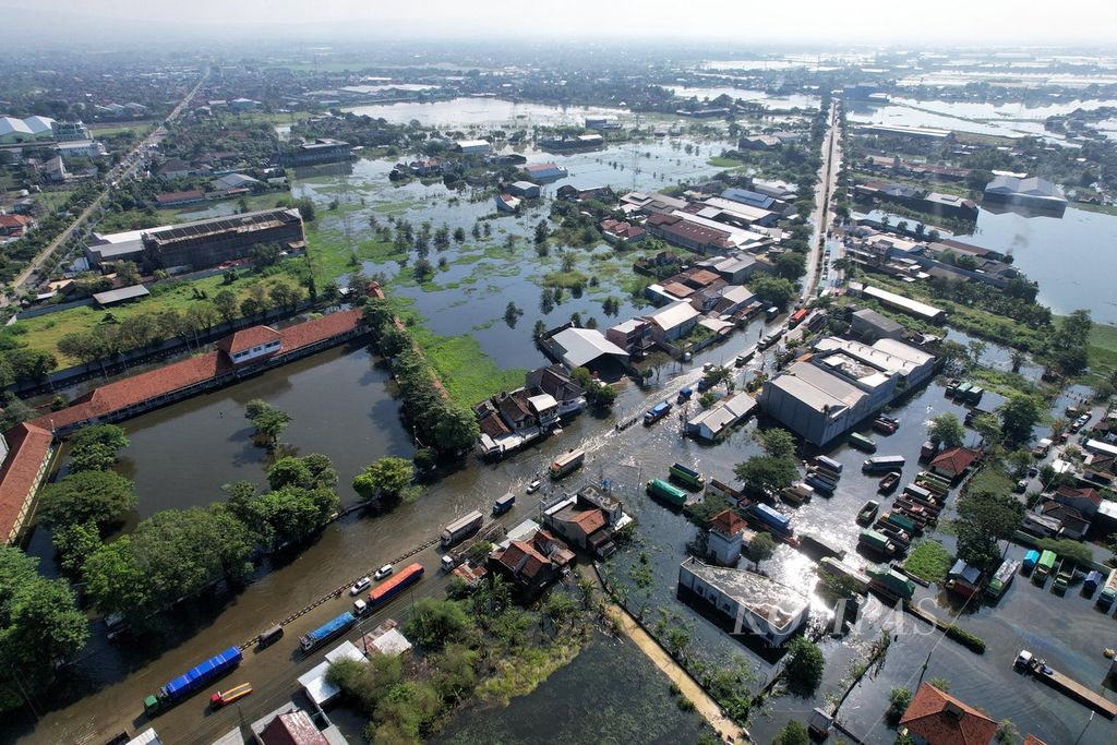 Lanskap Jalan Lingkar Timur Kudus di Kecamatan Jati, Kudus, Jawa Tengah, yang masih tergenang banjir, Jumat (3/3/2023). Hujan lebat yang turun sejak lebih dari sepekan menyebabkan empat kecamatan di Kudus kebanjiran. 