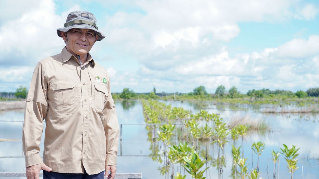 Kepala Badan Restorasi Gambut dan Mangrove Hartono berfoto saat berkunjung ke lahan mangrove yang direhabilitasi di Kalimantan Utara pada Minggu (20/11/2022)