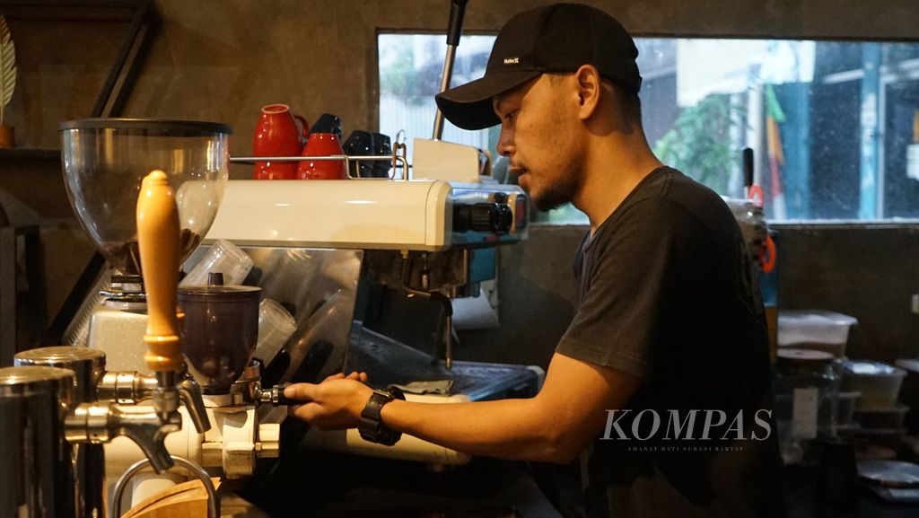 Rangga Munggaran (35) membuat kopi <i>latte </i>dari perpaduan kopi arabika Semendo dengan kopi robusta Pagar Alam di kedainya Anestic Coffee di Palembang, Sumatera Selatan, Rabu (10/8/2022). Kopi hasil racikan ini memadukan cita rasa dari beragam kopi lokal di Sumsel.