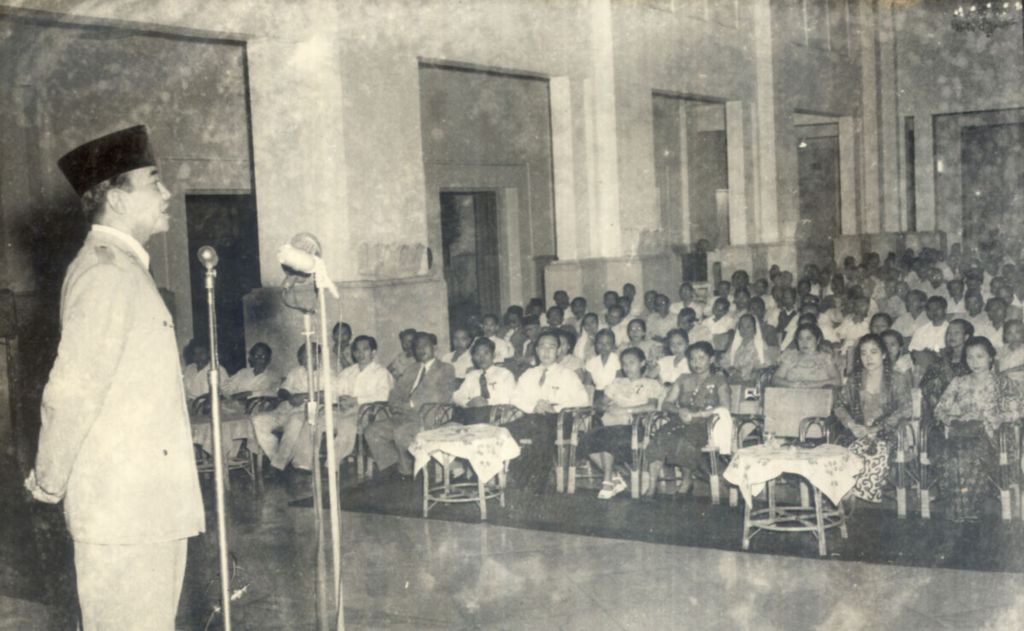 Presiden Soekarno di hadapan para kader pembela Pancasila, 18 Juni 1954. 