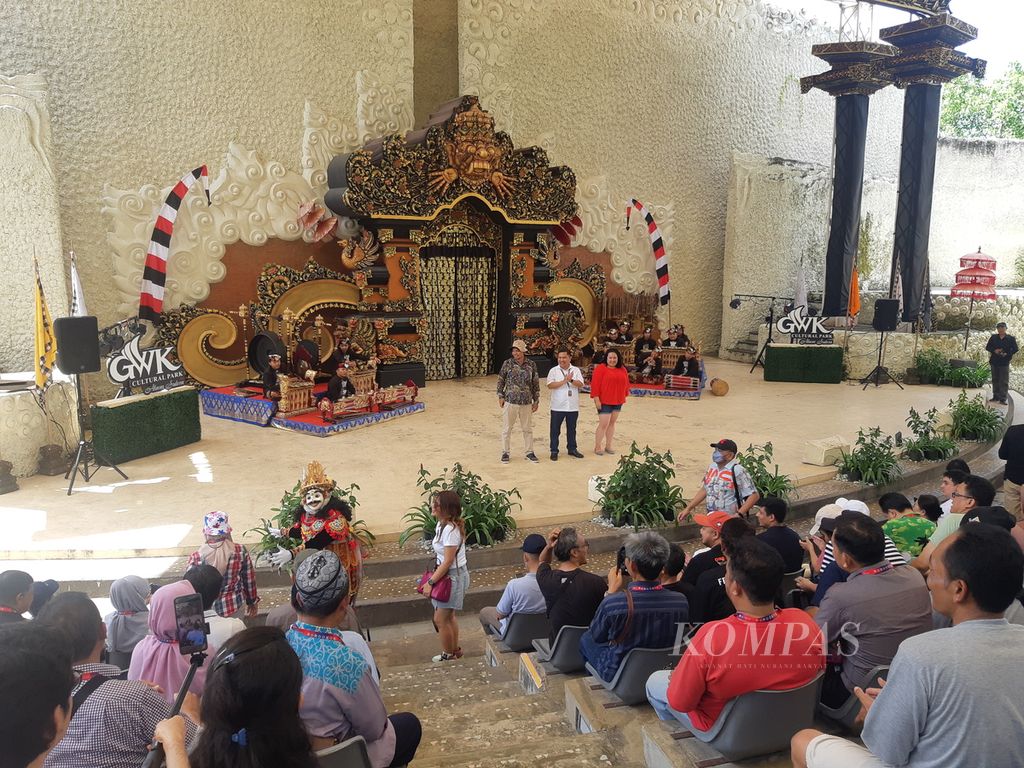 Wisatawan menyaksikan pertunjukan seni budaya di amfiteater di Taman Budaya Garuda Wisnu Kencana, Kabupaten Badung, Bali, Kamis (8/12/2022).