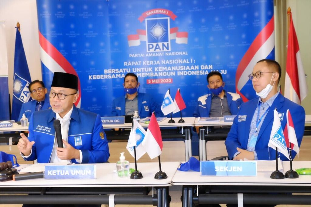 Ketua Umum Partai Amanat Nasional (PAN) Zulkifli Hasan (sebelah kiri) bersama Sekretaris Jenderal PAN Eddy Soeparno saat Rapat Kerja Nasional (Rakernas) PAN, Selasa (5/5/2020).