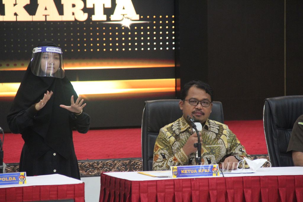 Ketua Komisi Perlindungan Anak Indonesia (KPAI) Susanto memberi keterangan terkait kasus penyebaran konten pornografi anak dalam konferensi pers di Markas Polda Daerah Istimewa Yogyakarta, Kabupaten Sleman, Rabu (13/7/2022).