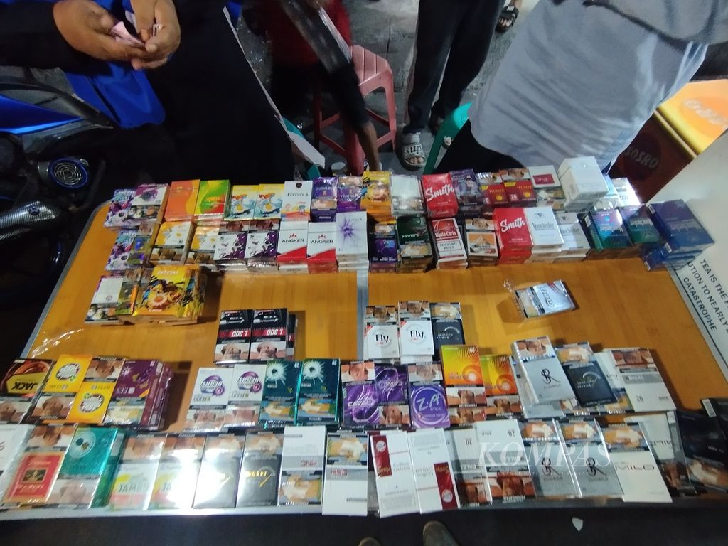 Penjual rokok tanpa pita cukai atau rokok ilegal di Luar Batang, Jakarta Utara, pada Selasa (20/8/2024). Para pedagang itu berjualan saat malam hari dengan durasi dua sampai tiga jam.