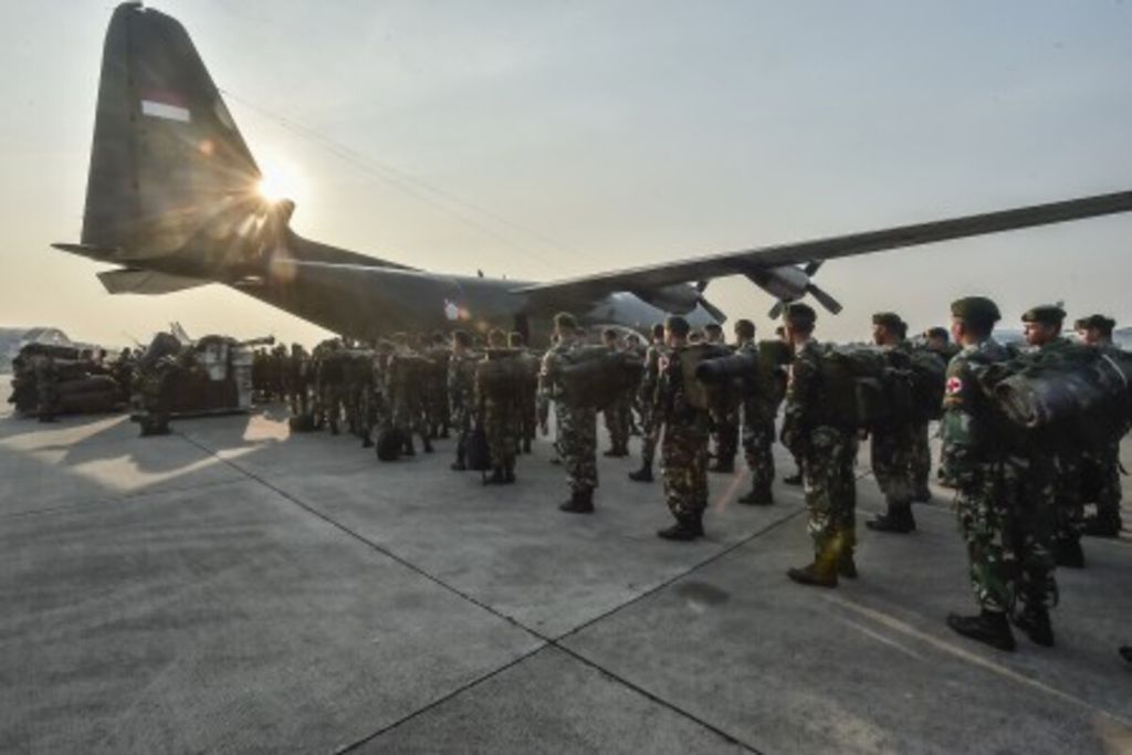 Prajurit TNI bersiap masuk kedalam pesawat untuk melakukan tugas misi kemanusiaan membantu korban gempa Palu, Sulawesi Tengah, di Base Ops Pangkalan Udara Militer Halim Perdana Kusuma, Jakarta, Sabtu (29/9). 