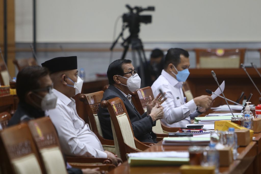 Menteri Hukum dan HAM Yasonna Laoly (dua dari kiri) mengikuti rapat kerja dengan Komisi III DPR di Kompleks Gedung Parlemen, Senayan, Jakarta, Rabu (16/2/2022). Rapat kerja tersebut membahas Rancangan Undang-Undang (RUU) tentang Hukum Acara Perdata. 