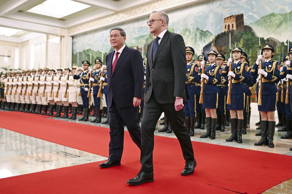 Perdana Menteri Australia Anthony Albanese (kanan) bersama Perdana Menteri China Li Qiang memasuki Aula Besar Rakyat di Beijing, 7 November 2023.