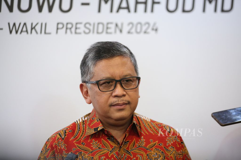 Sekretaris Jenderal PDI Perjuangan Hasto Kristiyanto memberi keterangan kepada wartawan di Jakarta, Senin (1/4/2024). 