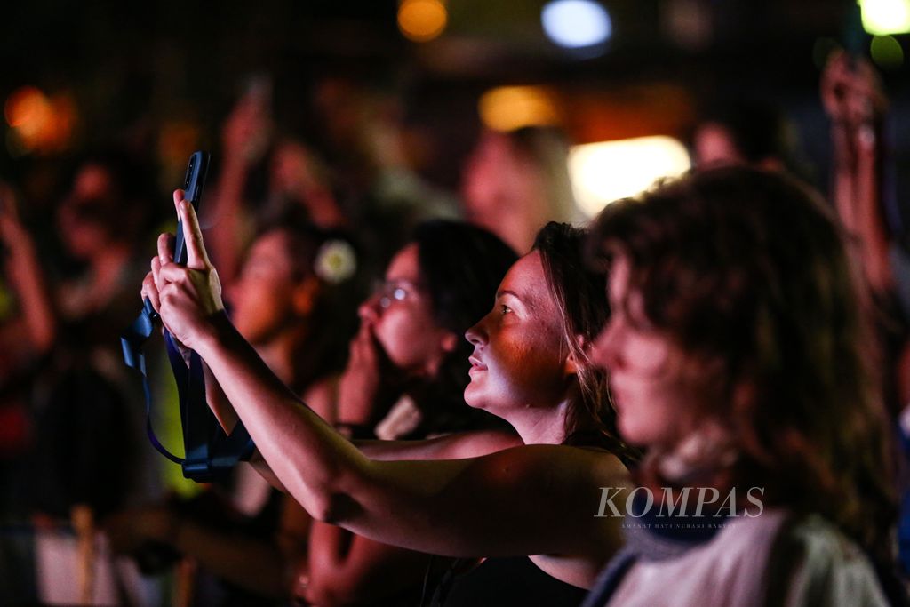 Penonton merekam aksi panggung para penampil di hari kedua perhelatan Indonesian Music Expo (Imex) 2023 di Museum Puri Lukisan, Ubud, Bali, Jumat (22/09/2023) malam. 