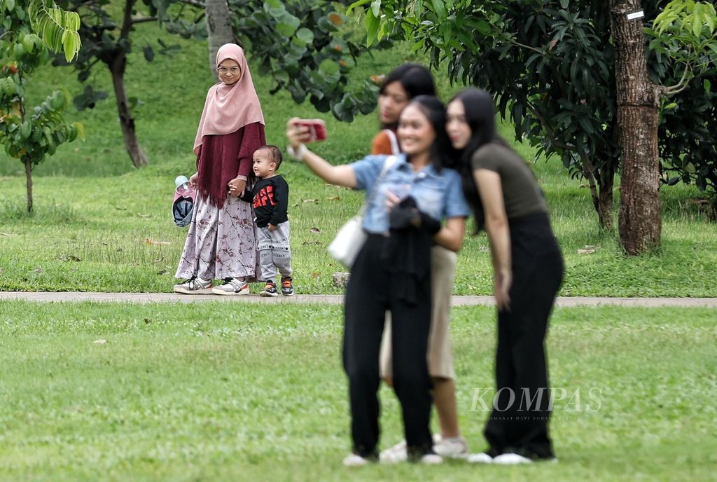 Warga berswafoto di Taman Hutan Kota Gelora Bung Karno (GBK), Jakarta, Sabtu (16/3/2024). Taman Hutan Kota GBK bisa menjadi salah satu tempat warga untuk ngabuburit menunggu berbuka puasa. 