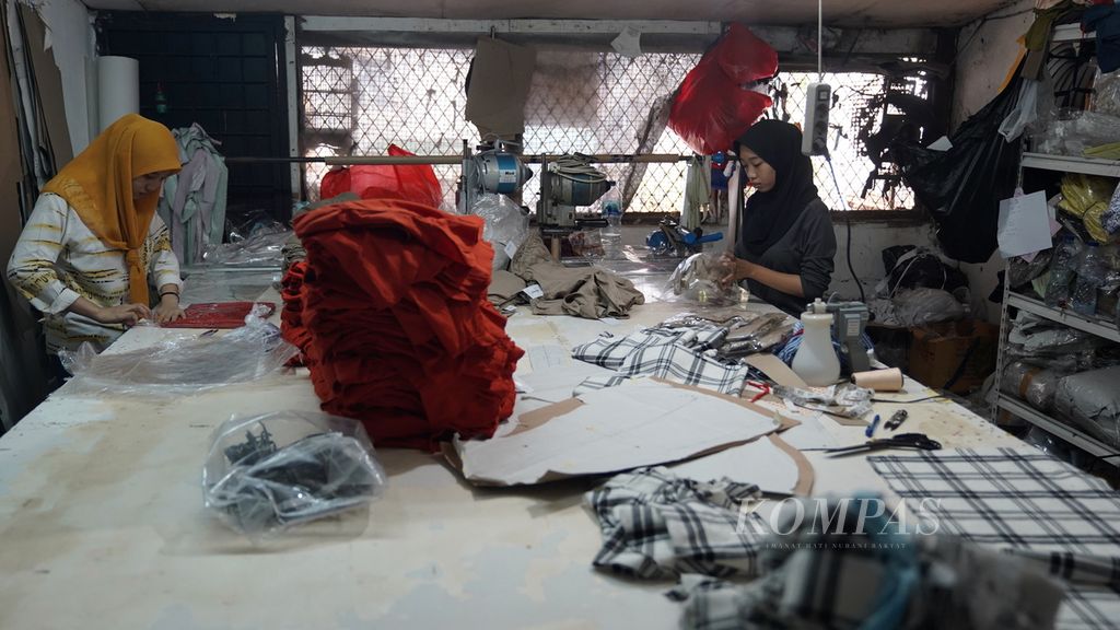 Pekerja mengemas pakaian jadi di GGS Fashion di Perkampungan Industri Kecil (PIK) Pulogadung, Penggilingan, Cakung, Jakarta Timur, Kamis (3/11/2022). Harapan pemasaran tekstil dan produk tekstil kini bertumpu pada pasar domestik 