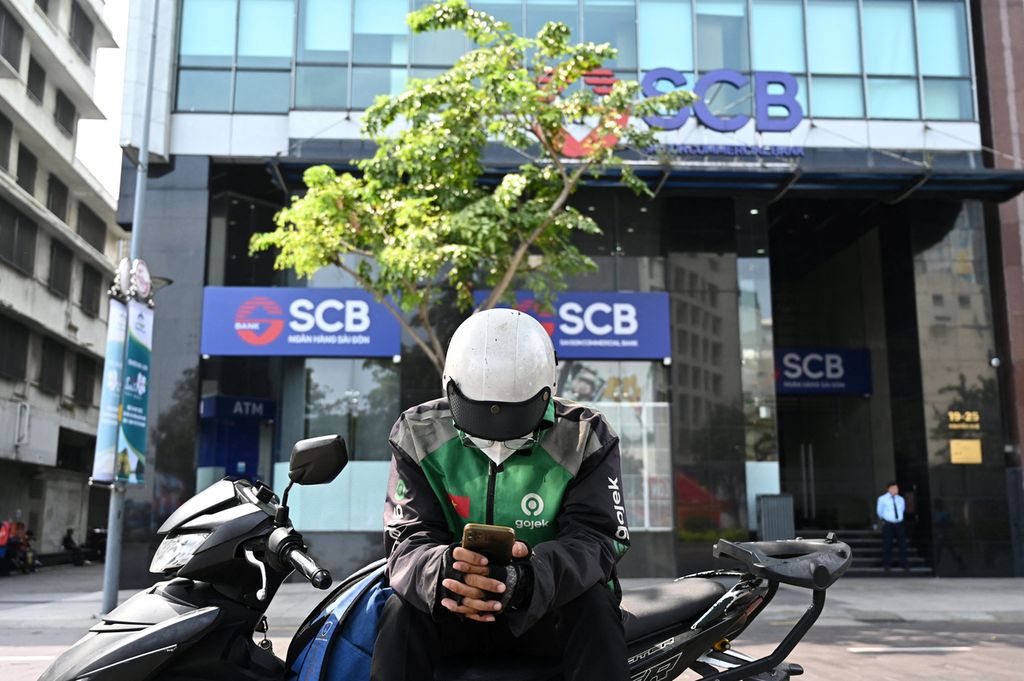 Kantor pusat Saigon Commercial Bank (SCB) di Ho Chi Minh, Vietnam, awal Desember 2023. Bank itu tersangkut kasus penggelapan investasi properti yang melibatkan Van Thinh Phat Group.