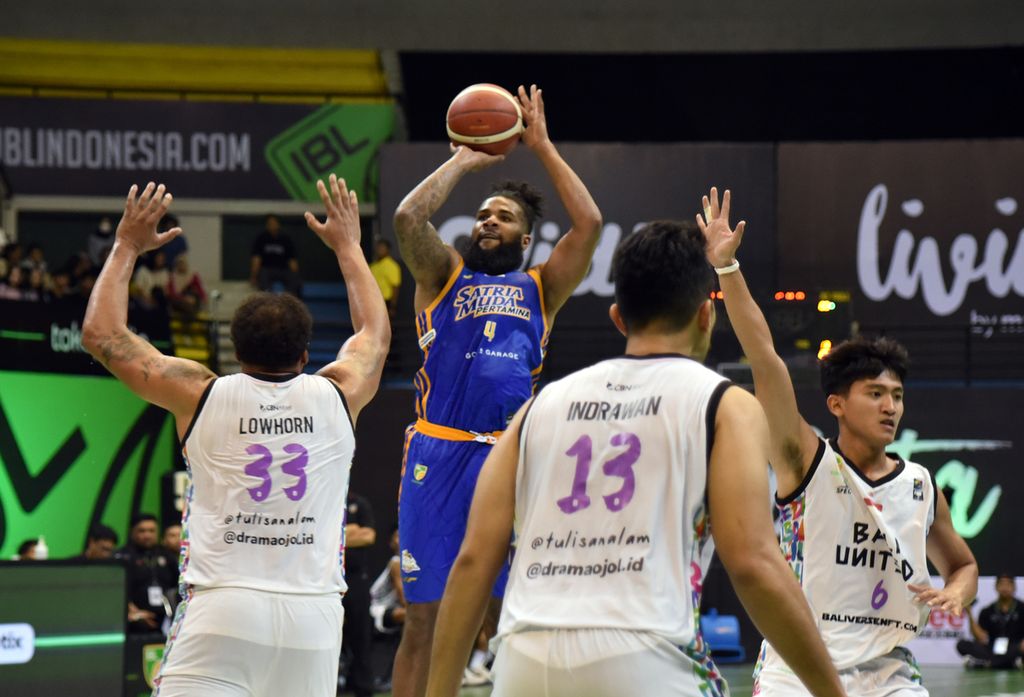 Center Satria Muda Pertamina Jakarta Elijah Johad Foster (biru) melakukan tembakan tiga poin saat menghadapi Bali United Basketball Club dalam laga seri keenam Liga Bola Basket Indonesia atau IBL 2023 di GOR Amongraga, Yogyakarta, Sabtu (27/5/2023). Satria Muda menang 80-62. Mereka pun kembali ke puncak klasemen dengan 39 poin dari 20 laga. 
