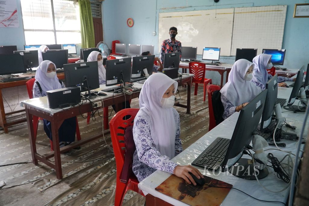 Siswa kelas VIII SMP 10 Padang mengikuti asesmen nasional berbasis komputer di laboratorium komputer sekolah, di Kota Padang, Sumatera Barat, Rabu (6/10/2021).