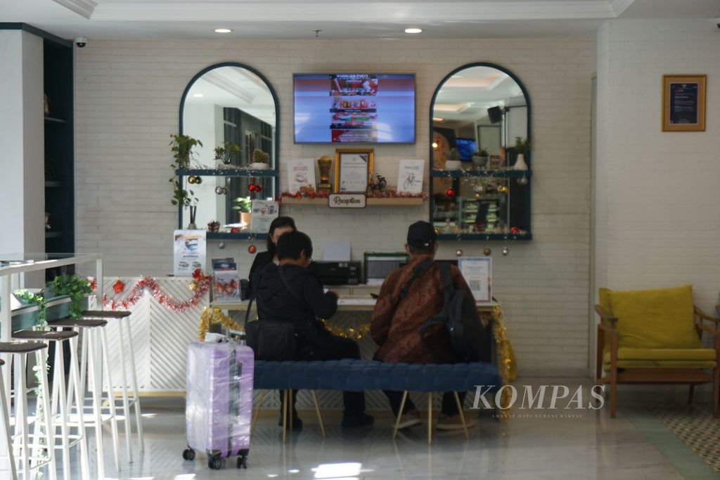 Tamu melakukan <i>check-in</i> di Hotel Jambuluwuk Thamrin yang berada di kawasan Menteng, Jakarta Pusat, Rabu (20/12/2023). Tingkat keterisian atau okupansi di hampir seluruh hotel Jambuluwuk, mulai dari Jakarta hingga Gili Trawangan, mencapai 90 persen.