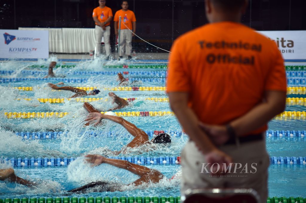 Aksi peserta nomor perlombaan 200 meter gaya bebas pada hari keempat atau hari terakhir disiplin renang Festival Akuatik Indonesia 2023 di Stadion Akuatik Senayan, Jakarta, Selasa (13/6/2023).  Dua perenang Jawa Timur pun memecahkan empat rekor nasional dari total delapan rekornas yang tumbang. 