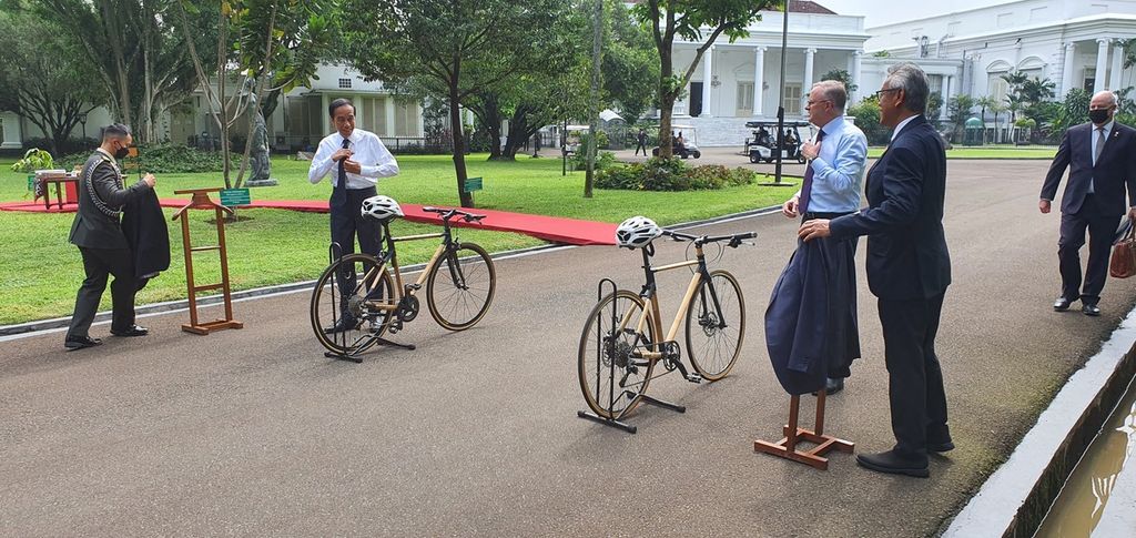 Presiden Joko Widodo dan PM Australia Anthony Albanese bersiap bersepeda bersama ke Kebun Raya Bogor. Di sebuah kafe di dalam Kebun Raya, keduanya akan berbincang informal (tete a tete).