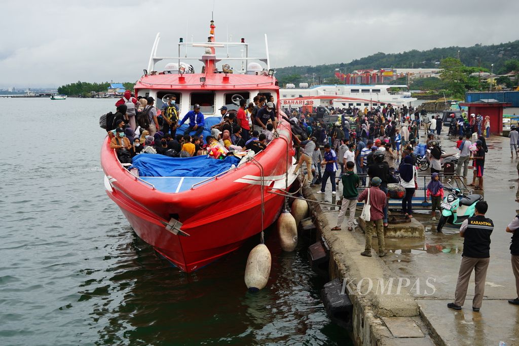 Ribuan warga rela berdesakan di kapal cepat agar bisa mudik sebelum pembatasan berlangsung, di Pelabuhan Nusantara Kendari, Sulawesi Tenggara, Rabu (5/5/2021). 